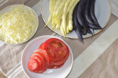 Sebze ve peynirden marul yapma süreci.