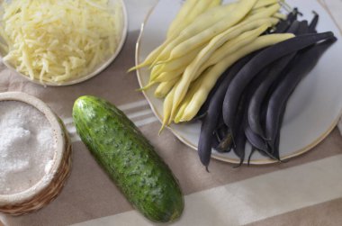 Sebze ve peynirden marul yapma süreci.