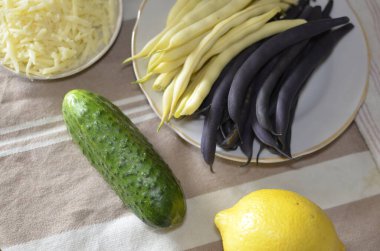 Sebze ve peynirden marul yapma süreci.