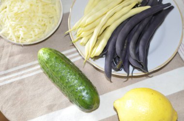 Sebze ve peynirden marul yapma süreci.