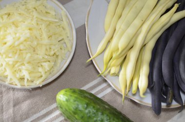 Sebze ve peynirden marul yapma süreci.