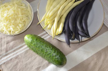 Sebze ve peynirden marul yapma süreci.