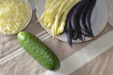 Sebze ve peynirden marul yapma süreci.