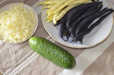 Sebze ve peynirden marul yapma süreci.