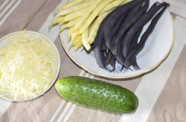 Sebze ve peynirden marul yapma süreci.