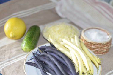 Sebze ve peynirden marul yapma süreci.