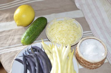 Sebze ve peynirden marul yapma süreci.