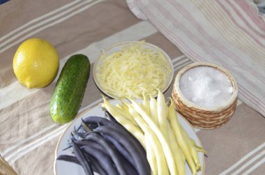 Sebze ve peynirden marul yapma süreci.