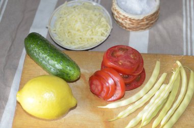 Sebze ve peynirden marul yapma süreci.