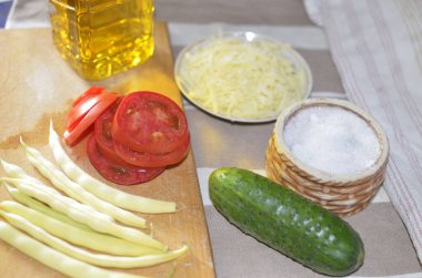 Sebze ve peynirden marul yapma süreci.