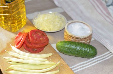 Sebze ve peynirden marul yapma süreci.