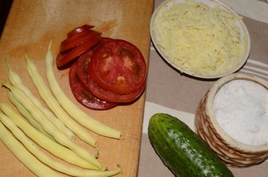 Sebze ve peynirden marul yapma süreci.