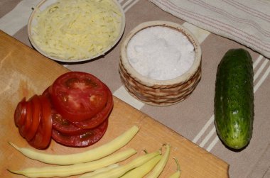 Sebze ve peynirden marul yapma süreci.