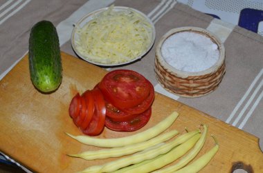 Sebze ve peynirden marul yapma süreci.