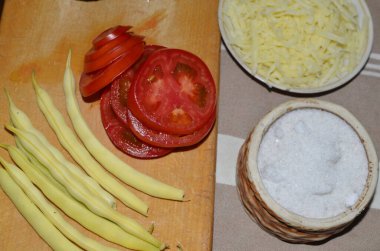 Sebze ve peynirden marul yapma süreci.