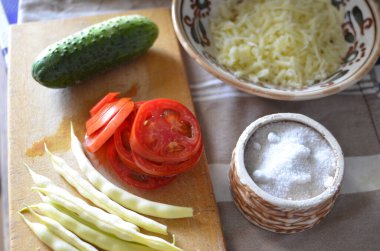 Sebze ve peynirden marul yapma süreci.