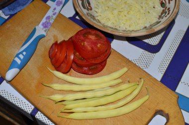 Sebze ve peynirden marul yapma süreci.