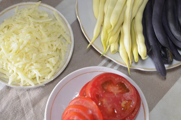 Sebze ve peynirden marul yapma süreci.