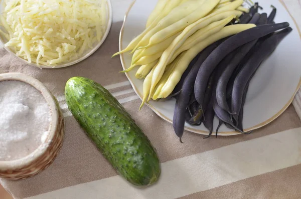 Sebze ve peynirden marul yapma süreci.