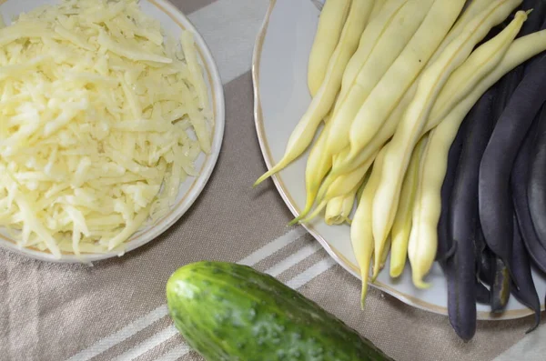 Sebze ve peynirden marul yapma süreci.