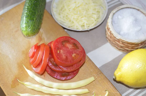 Sebze ve peynirden marul yapma süreci.