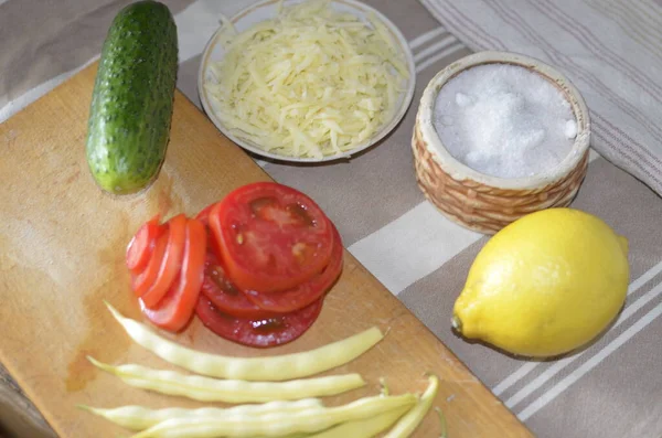 Sebze ve peynirden marul yapma süreci.