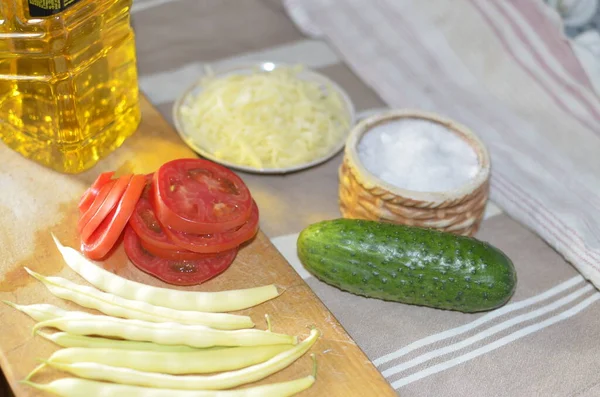 Sebze ve peynirden marul yapma süreci.