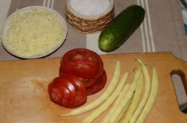 Der Prozess Der Herstellung Von Salat Aus Gemüse Und Käse — Stockfoto