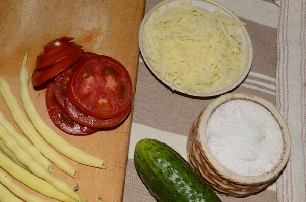 Sebze ve peynirden marul yapma süreci.