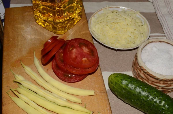 Sebze ve peynirden marul yapma süreci.