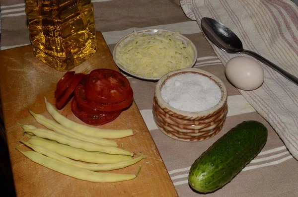 Sebze ve peynirden marul yapma süreci.