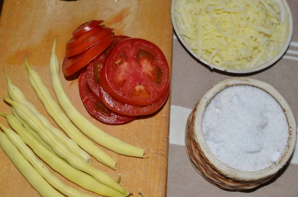 Sebze ve peynirden marul yapma süreci.