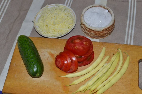 Sebze ve peynirden marul yapma süreci.