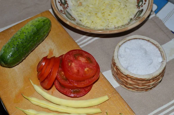 Sebze ve peynirden marul yapma süreci.