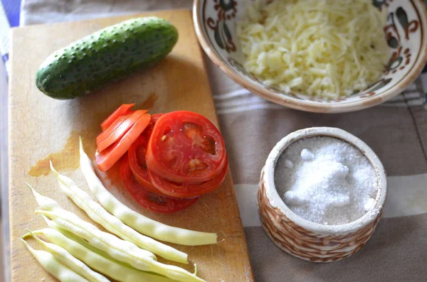 Sebze ve peynirden marul yapma süreci.