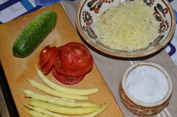 Sebze ve peynirden marul yapma süreci.