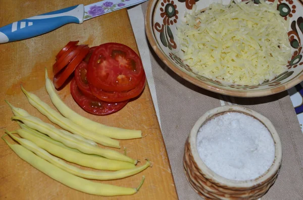 Sebze ve peynirden marul yapma süreci.