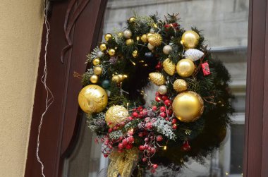Soyut arkaplan üzerine Noel süslemesi, süslenmiş Noel ağacı, parlak Noel çelenkleri ve mücevherleri, yumuşak odak