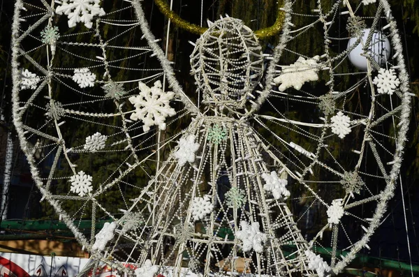 Decorato Grande Albero Natale Sulla Strada Decorazioni Natalizie Giocattoli Colorati — Foto Stock