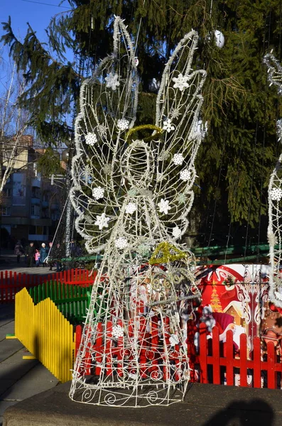 Geschmückter Großer Weihnachtsbaum Auf Der Straße Weihnachtsdekoration Und Buntes Spielzeug — Stockfoto