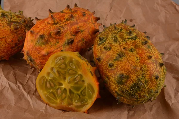 Melão Kivano Kiwano Frutas Fatiadas Fundo Madeira Fechar — Fotografia de Stock