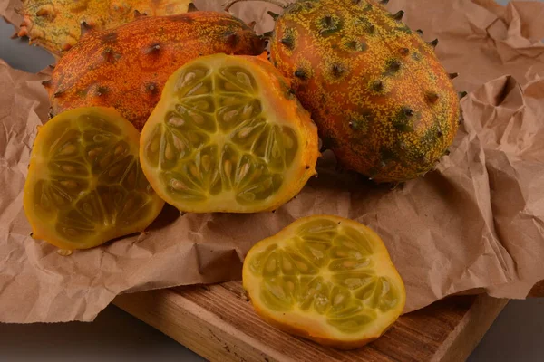 Melão Kivano Kiwano Frutas Fatiadas Fundo Madeira Fechar — Fotografia de Stock