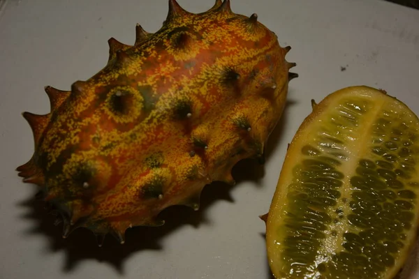 Geschnittene Frucht Kiwano Melone Kiwano Auf Holzgrund Nahaufnahme — Stockfoto