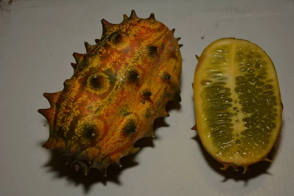 Snijd Fruit Kivano Kiwano Meloen Houten Ondergrond Sluiten — Stockfoto