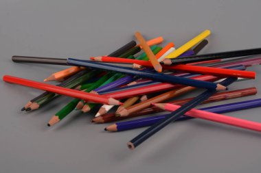 Bir konteynırın üst kısımlarının detaylı makro fotoğraf görüntüsü. Keskinleştirilmiş renkli kalemler. Doku ahşap kalemler. Renkli kalemler makro.