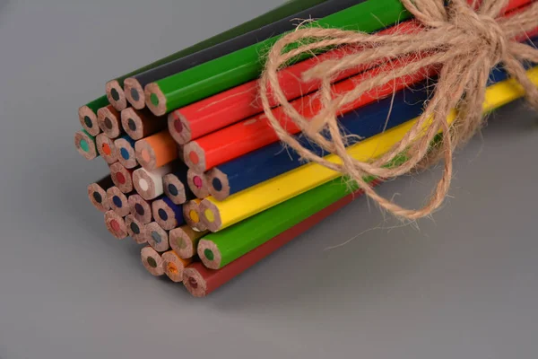 上から多くの研ぎ澄まされた色の芸術の鉛筆の容器の上の詳細なマクロ写真ビュー 色鉛筆 — ストック写真