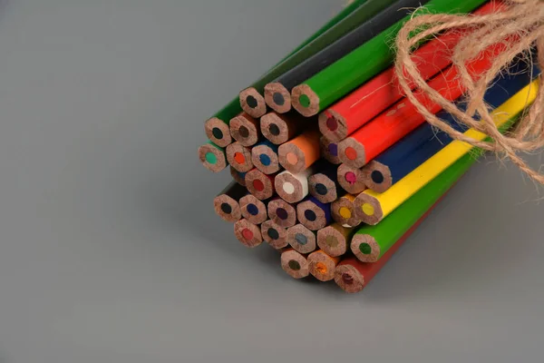 上から多くの研ぎ澄まされた色の芸術の鉛筆の容器の上の詳細なマクロ写真ビュー 色鉛筆 — ストック写真