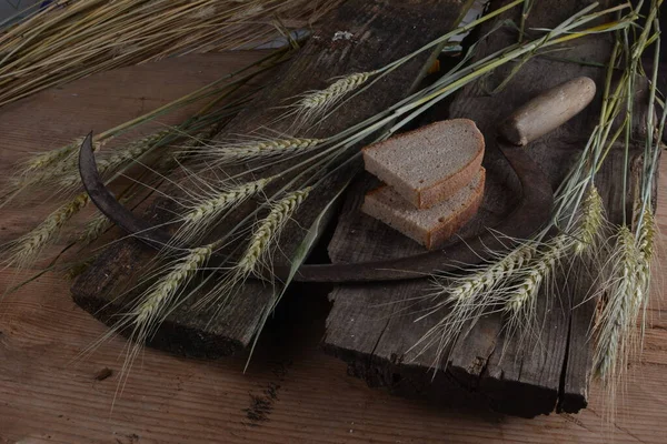 Brot Weizenähren Und Eine Alte Sichel Auf Einem Holzbrett Bündel — Stockfoto