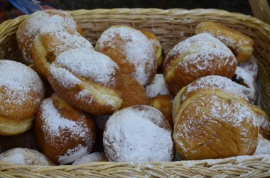 Noel pastası, Noel pastası süslendi ve şenlikli bir eğlence için yapıldı.