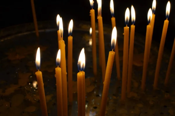 Eine Menge Kerzen Brennen Auf Schwarzem Hintergrund Kopierraum Selektiver Fokus — Stockfoto